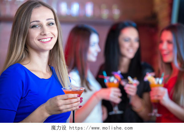 聚会庆祝活动朋友单身生日概念鸡尾酒晚礼服三个美丽的女人